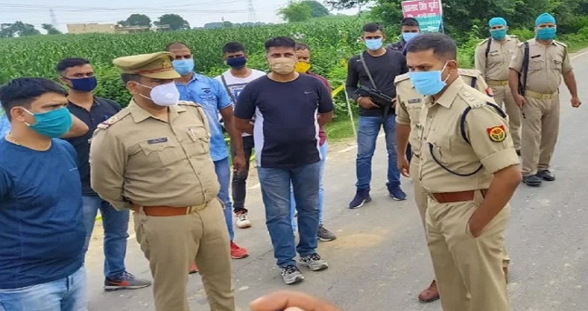 आगरा: बस हाईजैक करने वाले बदमाश और पुलिस के बीच मुठभेड़, एक गिरफ्तार आगरा: बस हाईजैक करने वाले बदमाश और पुलिस के बीच मुठभेड़, एक गिरफ्तार